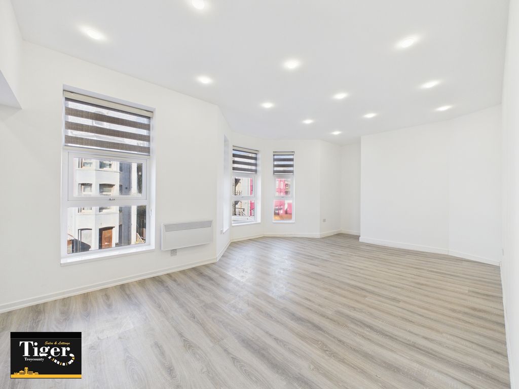 Property photo 2 of 14 Cam03440G0-Pr0560-Still001