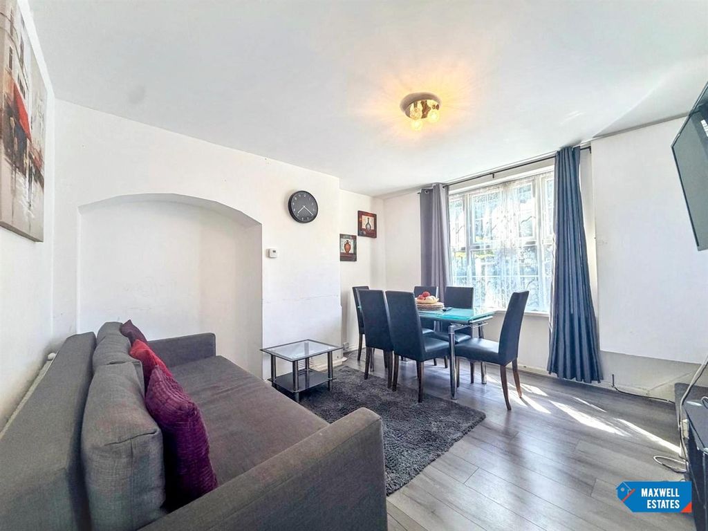 Property photo 3 of 13 Barnfield Rd 4.Jpg