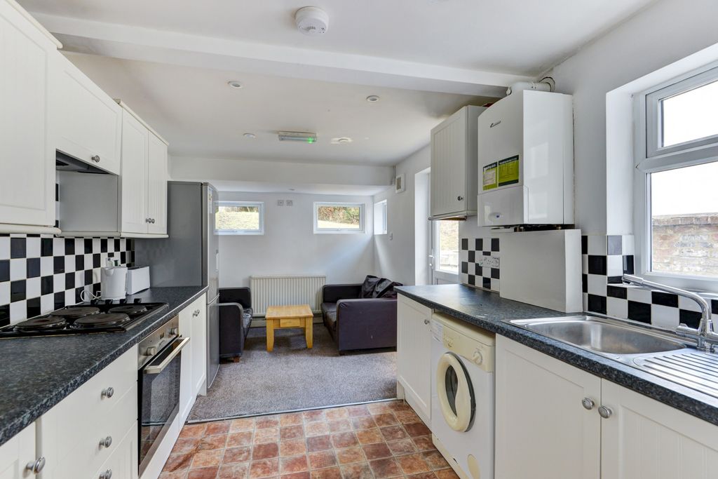 Property photo 1 of 18 Bright And Spacious Open-Plan Living Area With Mod...