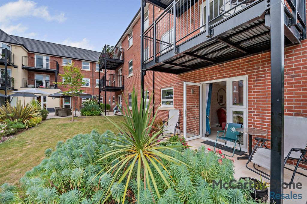 Property photo 2 of 19 Communal Gardens
