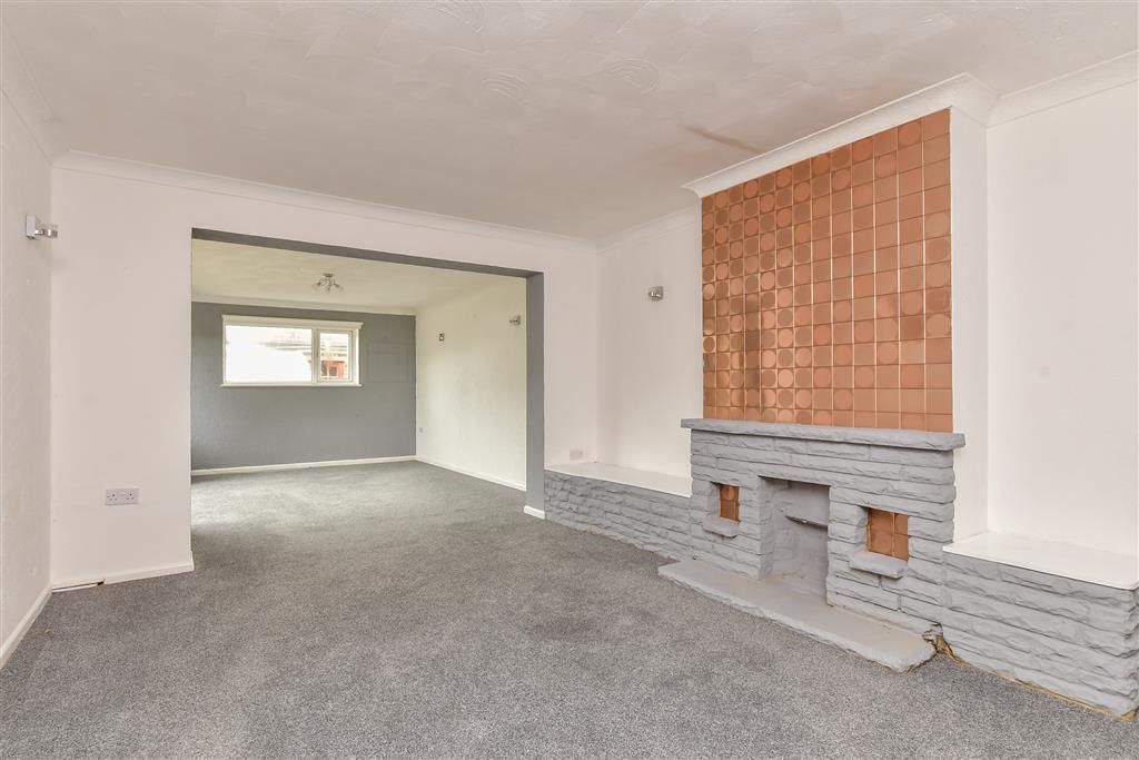Property photo 3 of 11 Lounge