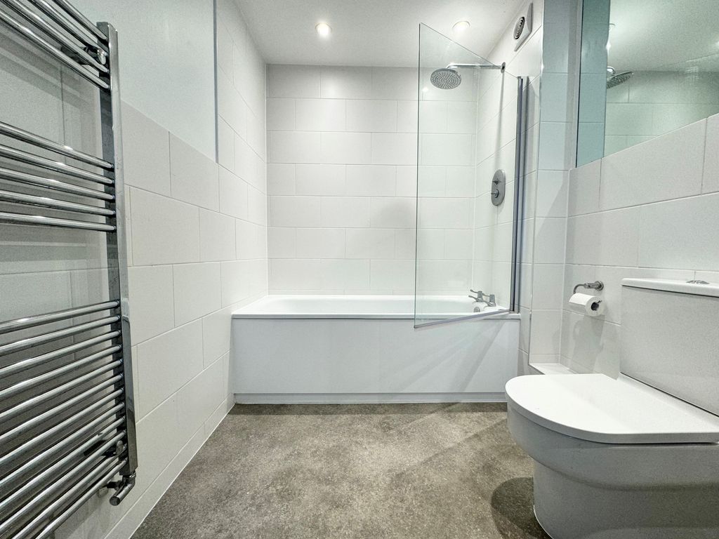 Property photo 3 of 16 Bathroom