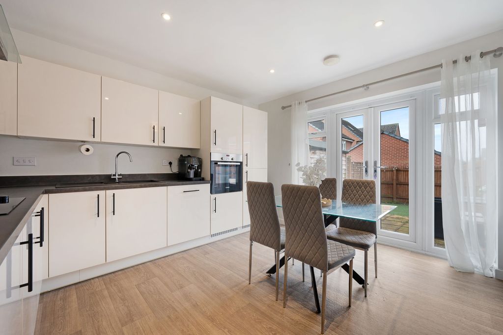 Property photo 2 of 34