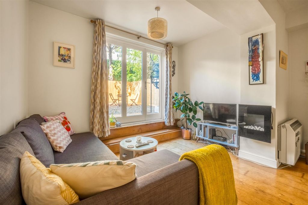 Property photo 2 of 20 6 Cromwell Road-6.Jpg
