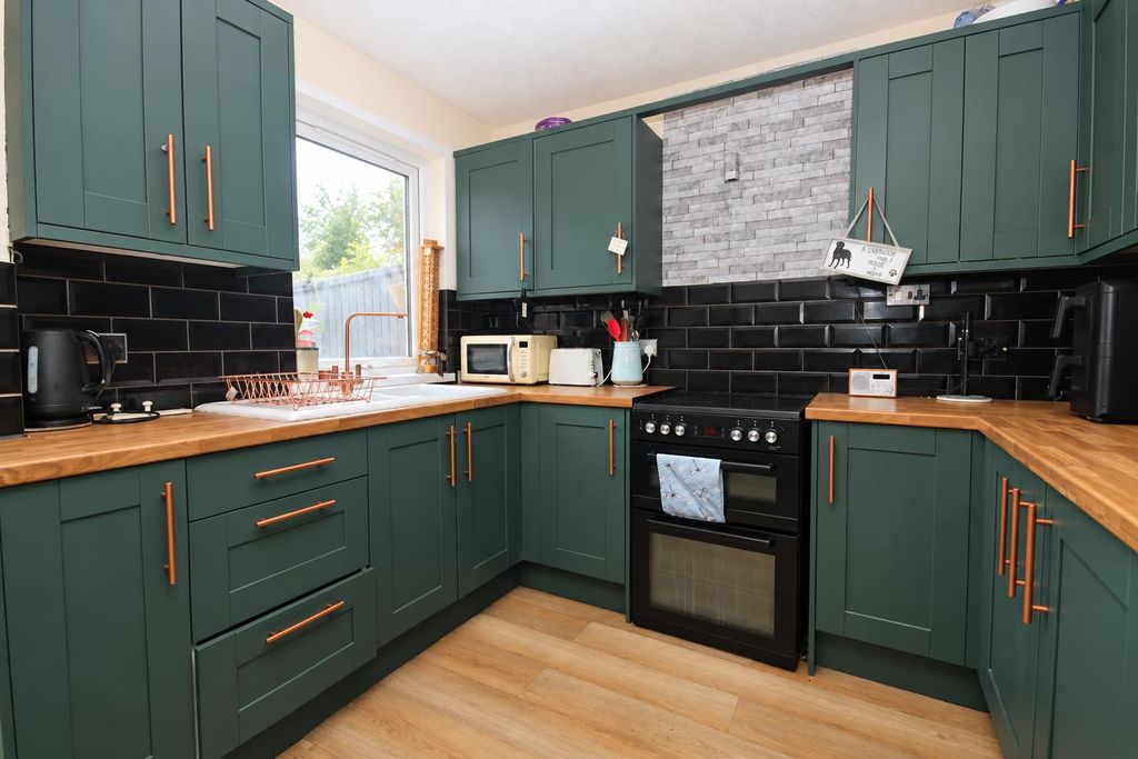 Property photo 2 of 19 Ffd6B14F-Bfab-46A8-9051-2F047d772220.Png