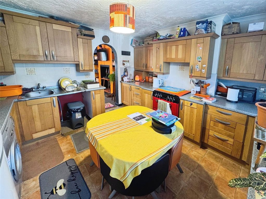 Property photo 3 of 10 Kitchen