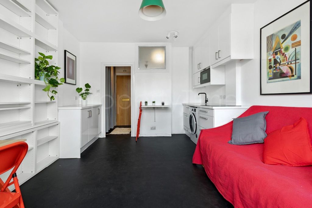 Property photo 3 of 10 1507202510_Ptime_Flat 203 Russell Court Woburn Pla