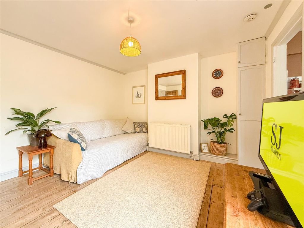 Property photo 3 of 21 Lounge/Dining