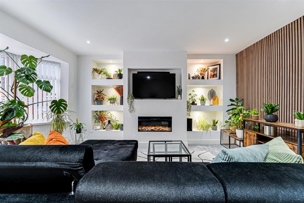 Property photo 2 of 17 67 Mollington Ave Lounge.Jpg