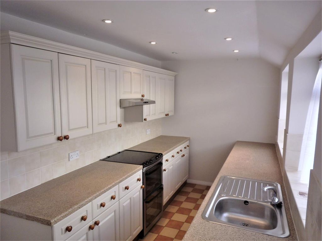 Property photo 3 of 9 Kitchen