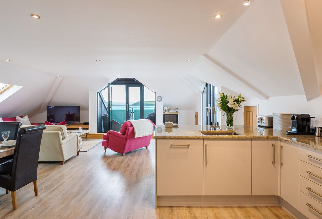 Additional image 4 of 3 bed flat for saleRock PL27