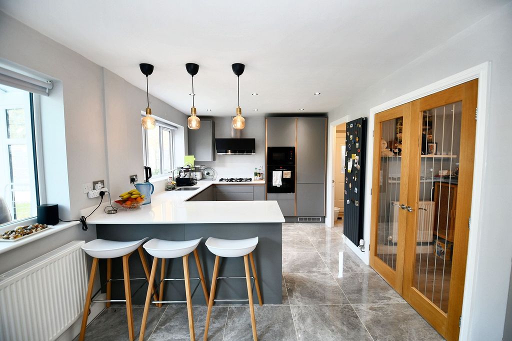 Property photo 2 of 20