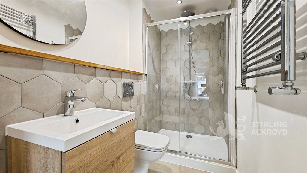 Property photo 3 of 9 Ensuite