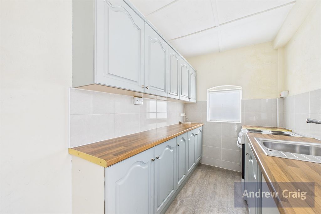 Property photo 3 of 10 Kitchen