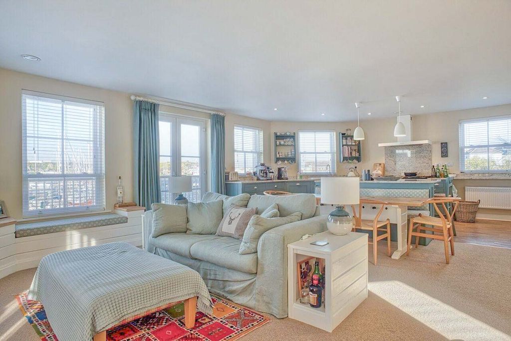 Property photo 3 of 19