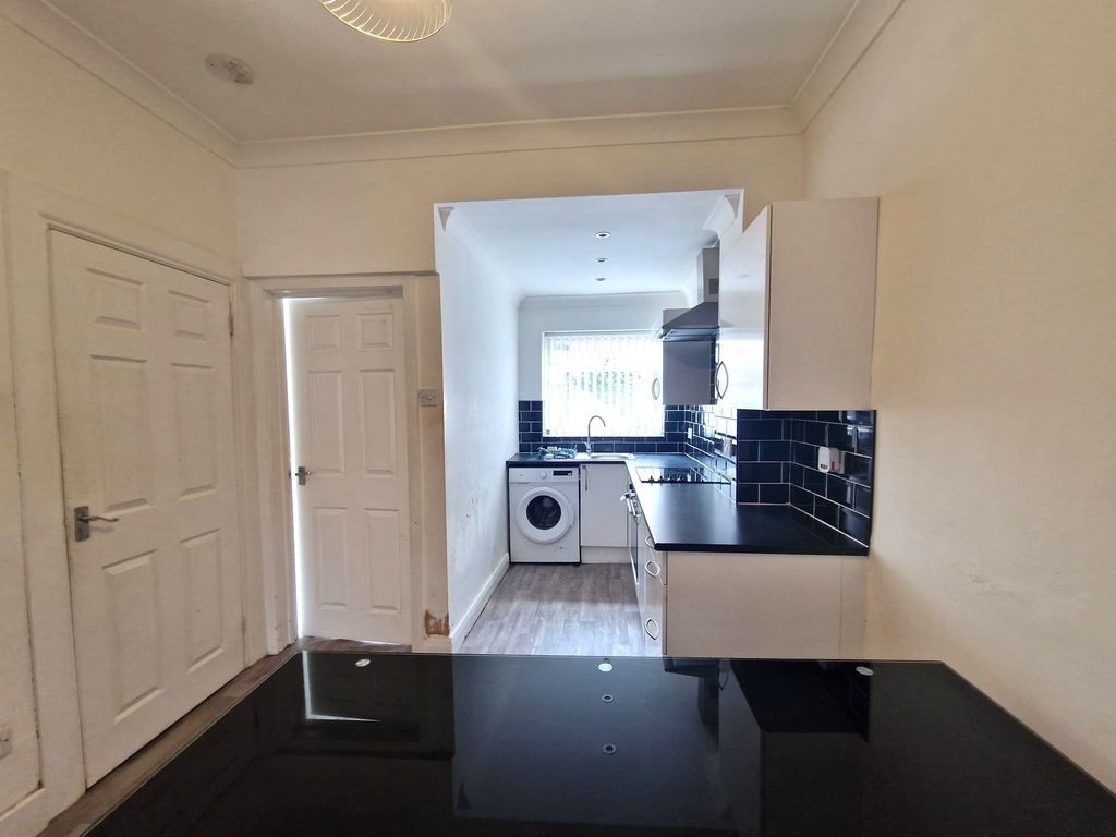 Property photo 3 of 9 Kitchen