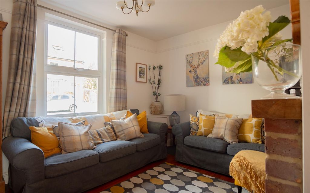 Property photo 2 of 15 New North Road, Reigate - Final Images - Ralph Jam