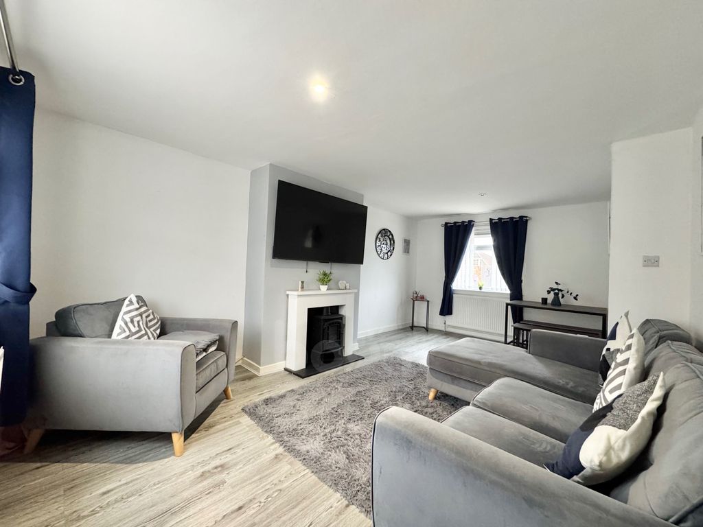 Property photo 2 of 17 Churchill Avenue, Kilwinning Lounge