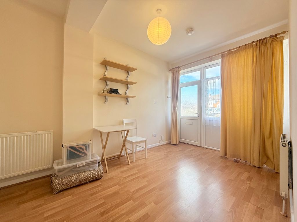 Property photo 3 of 6 Lounge