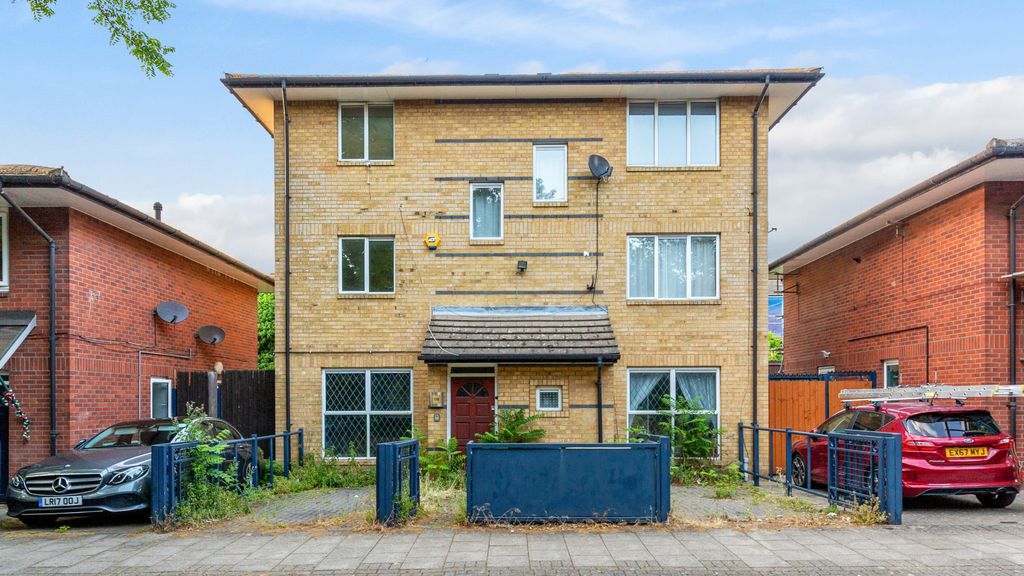 Property photo 1 of 27 118 Covelees Wall, Winsor Park Estate, Beckton, London, E6 6Wf