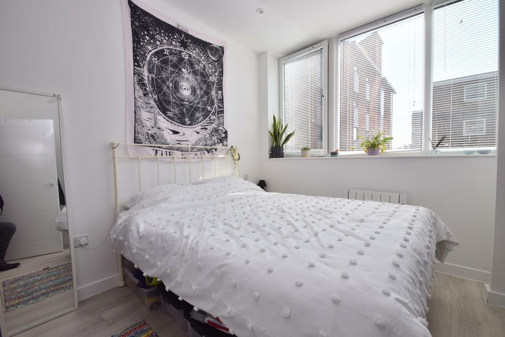Property photo 3 of 8 01323 737373