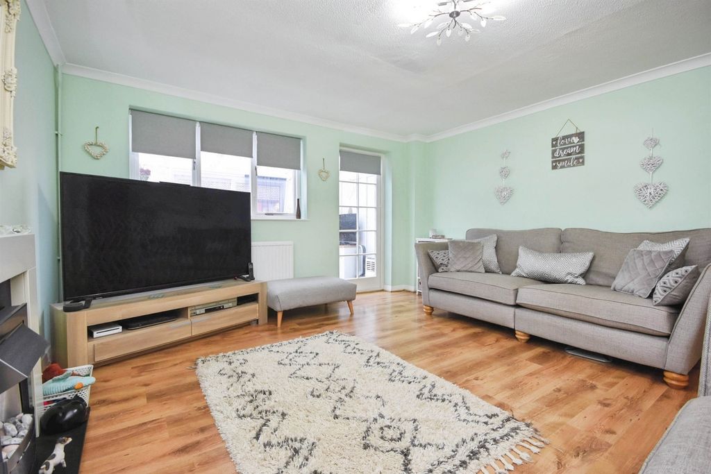 Property photo 1 of 11 Lounge
