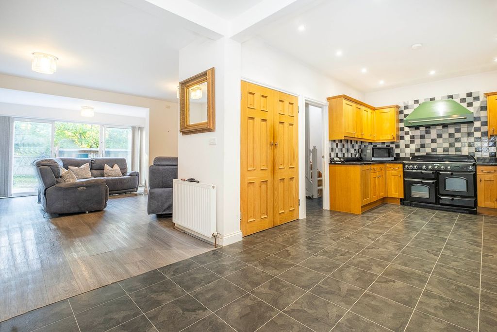 Property photo 2 of 40 Kitchen/Dining Room
