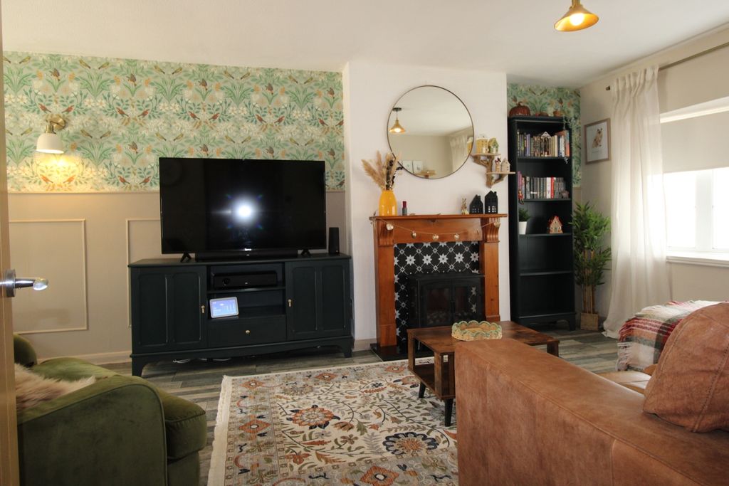 Property photo 3 of 17 Lounge