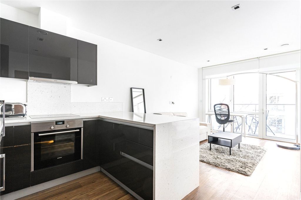 Property photo 3 of 15 Kitchen/Reception