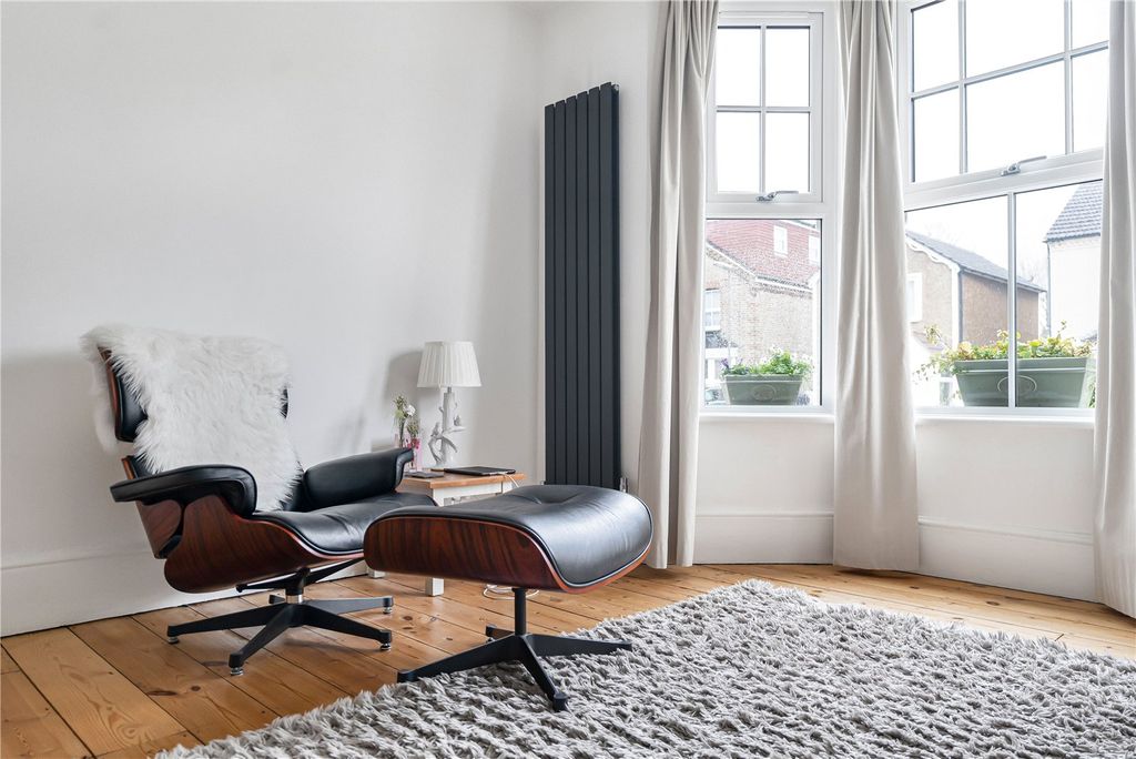 Property photo 3 of 19 Living Room