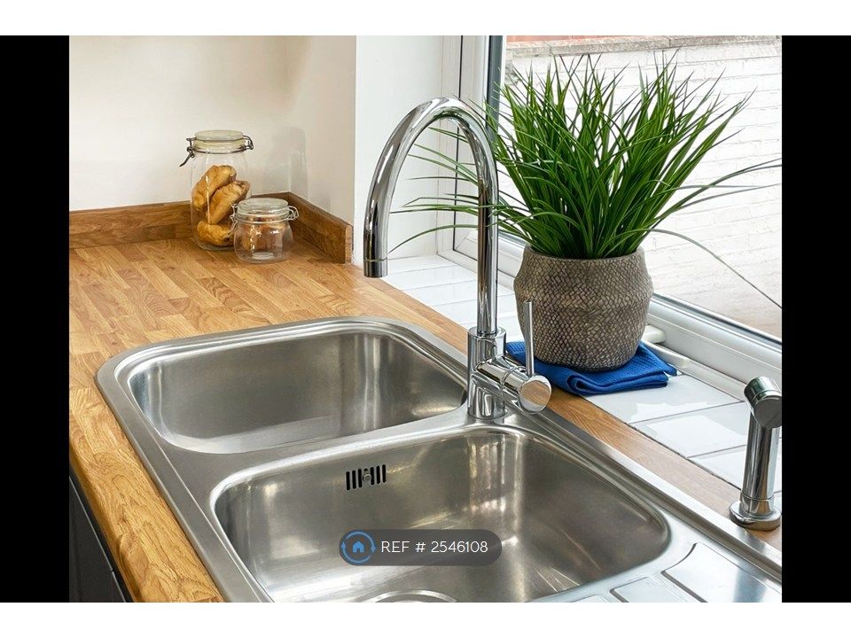 Property photo 2 of 17 Kitchen 1