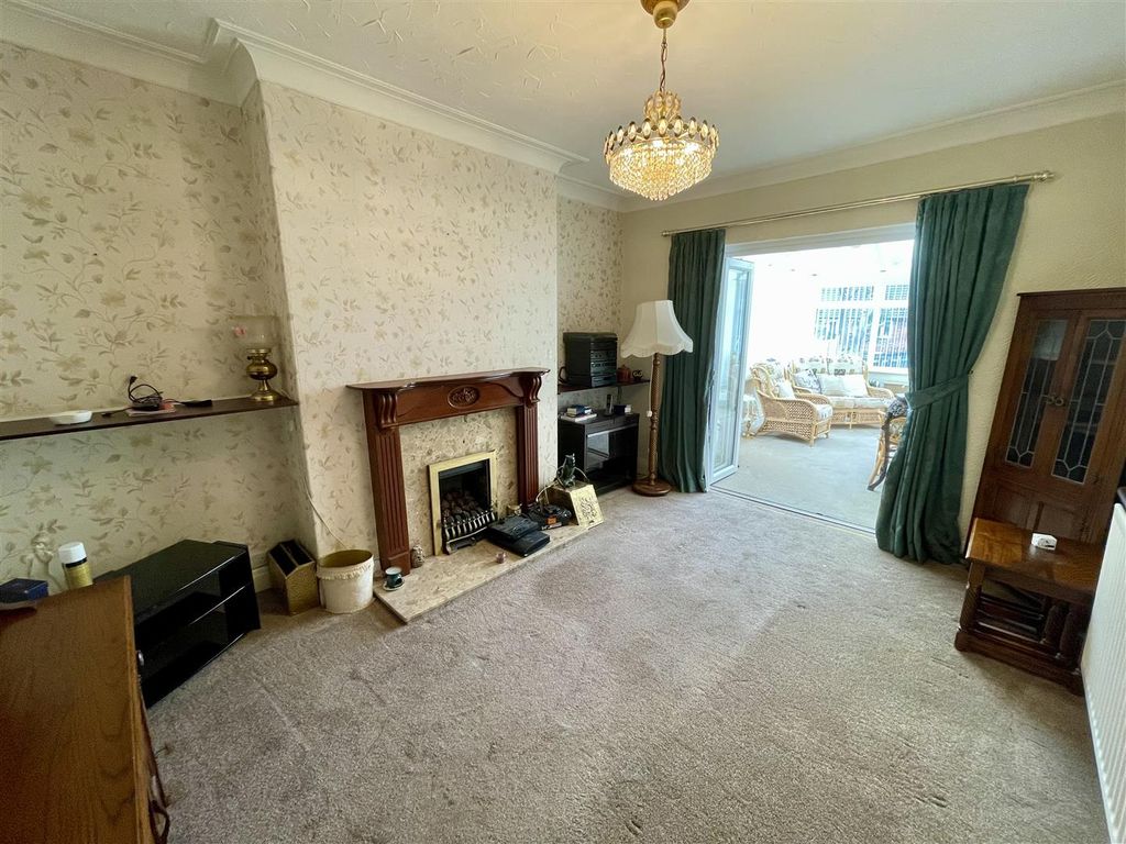 Property photo 3 of 10 Dining Room