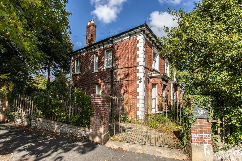 Property photo 2 of 26