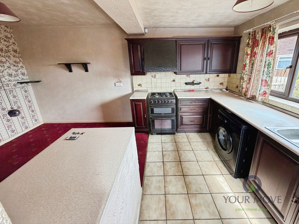 Property photo 3 of 10 Kitchen
