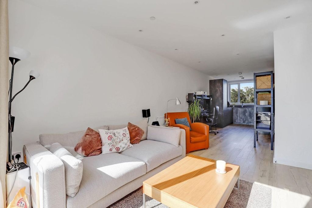 Property photo 1 of 15 15-5339Jhpropworld - 14 Percy Mansions - 23-Medium