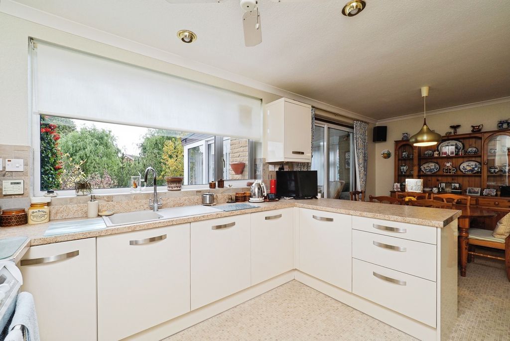 Property photo 3 of 17 Kitchen Diner