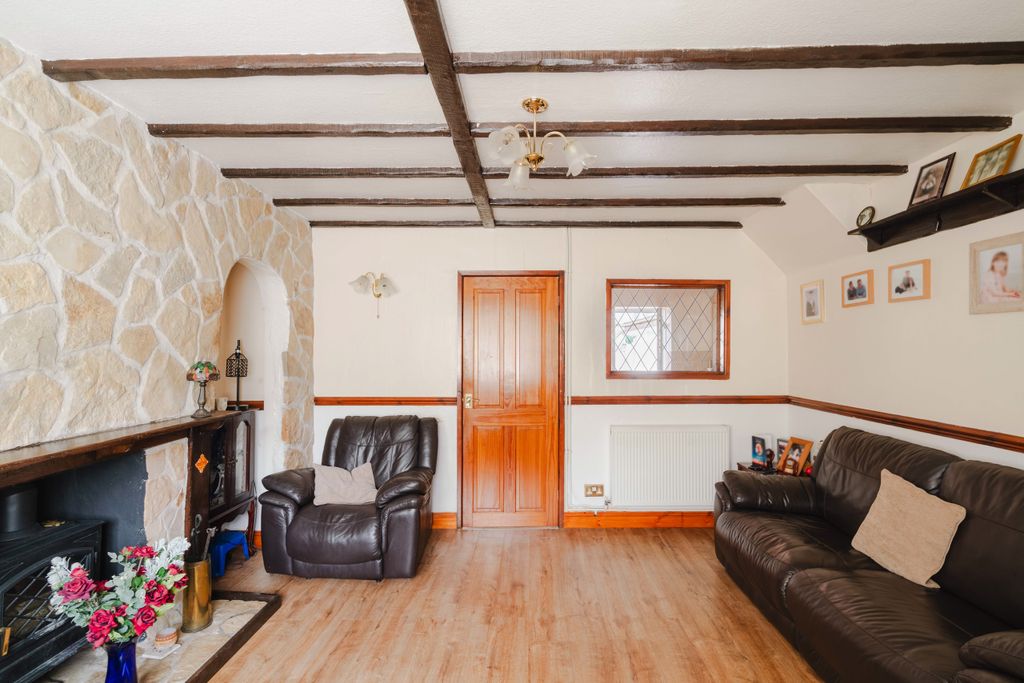 Property photo 3 of 23 9