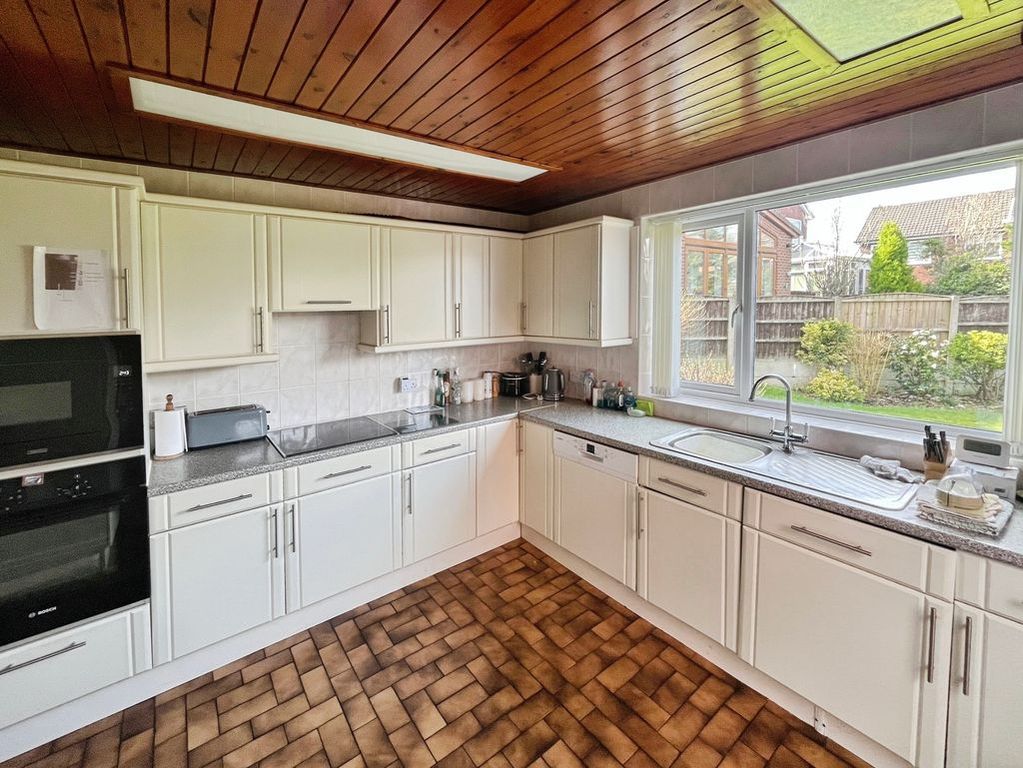 Property photo 3 of 17 Kitchen