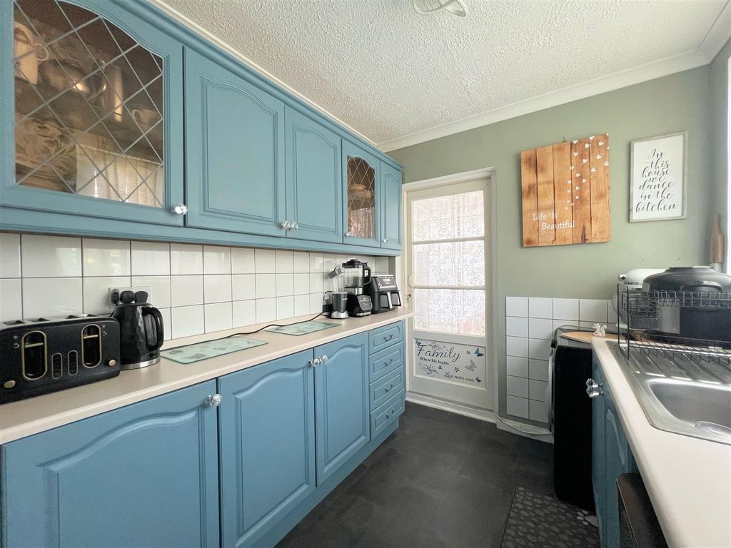 Property photo 3 of 20 Kitchen