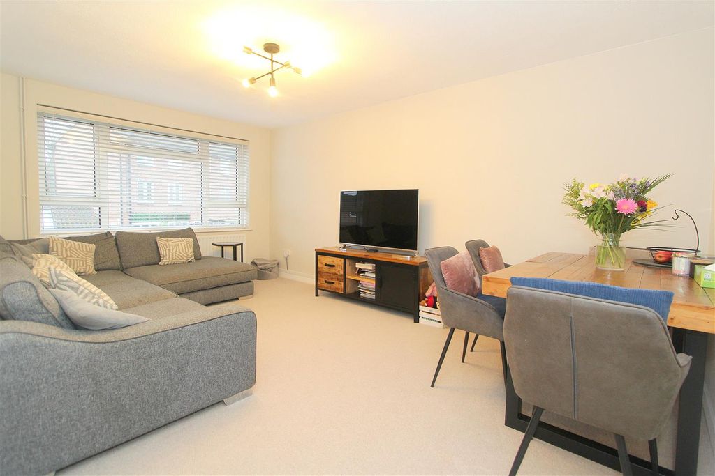 Property photo 2 of 17 Lounge.Jpg