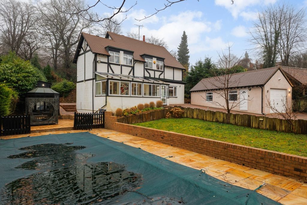 Property photo 1 of 18 85564_4-Weald-Way...