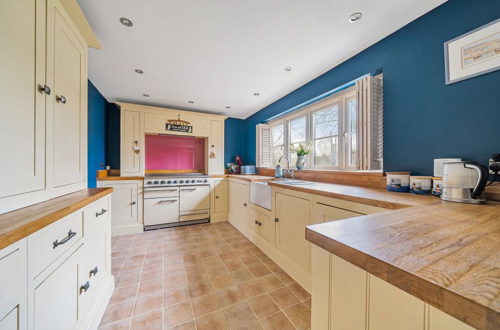 Property photo 3 of 23 Kitchen