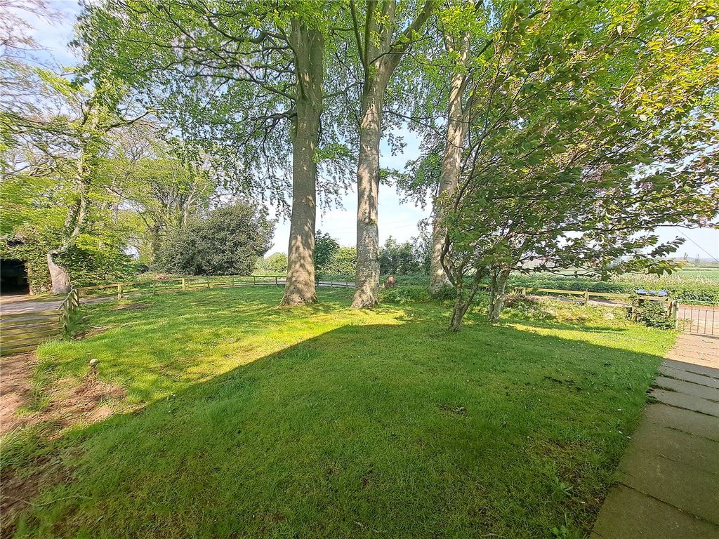 Property photo 3 of 9 Side Garden