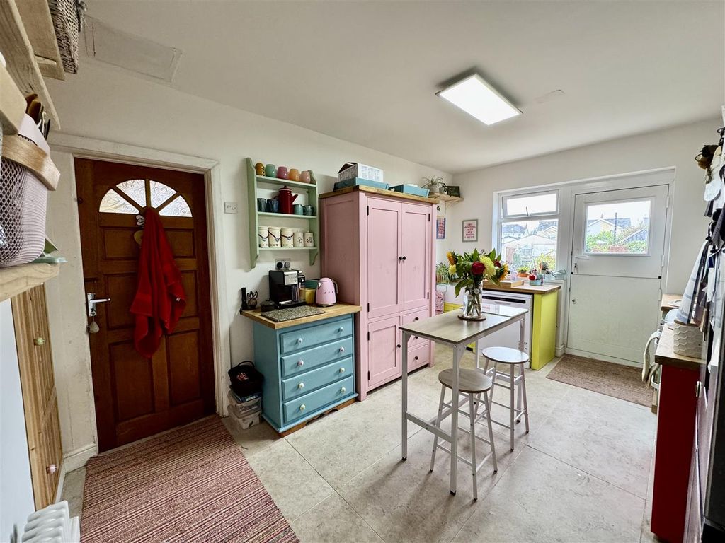 Property photo 3 of 28 Kitchen