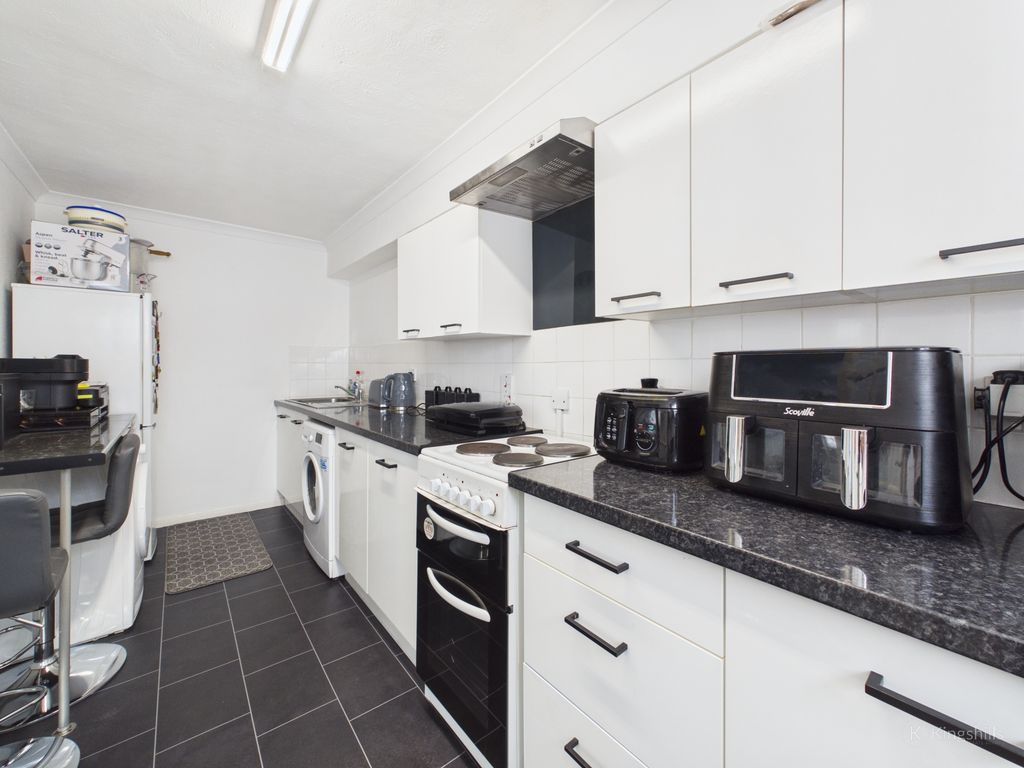 Property photo 3 of 12 Kitchen