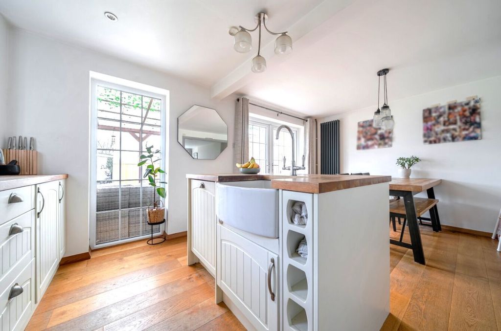 Property photo 2 of 25