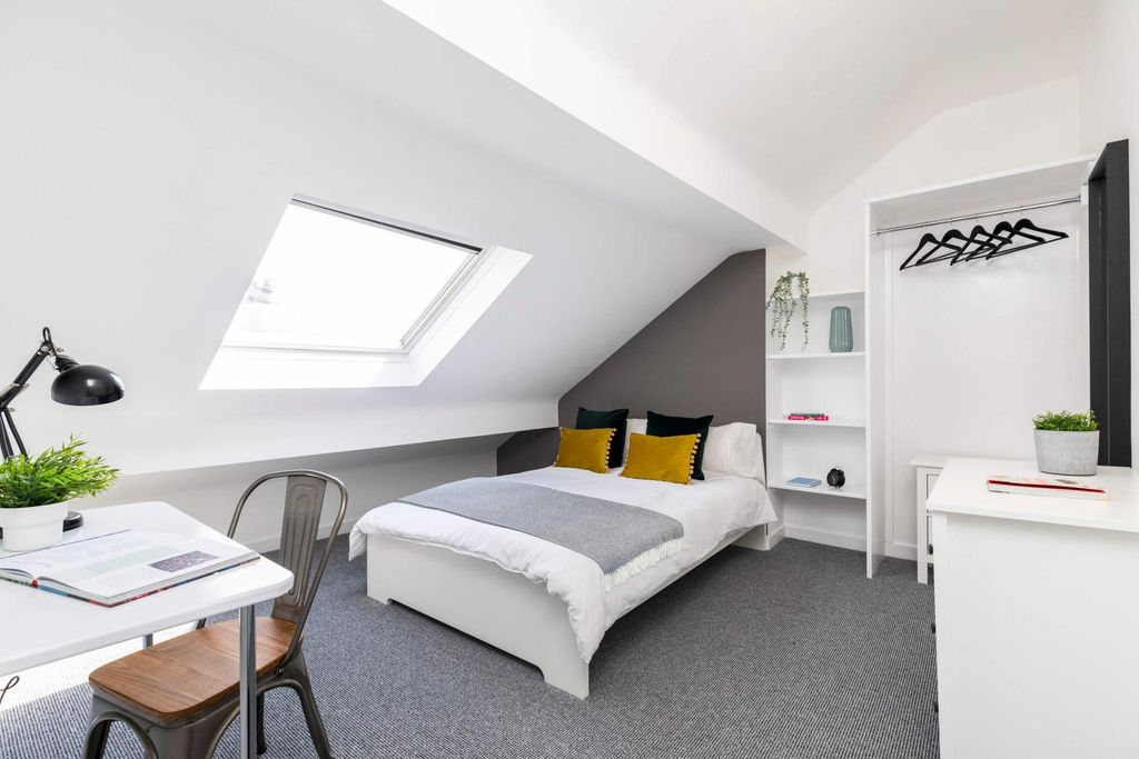 Property photo 3 of 14 Bright, Modern Bedroom With A Comfortable Double B...