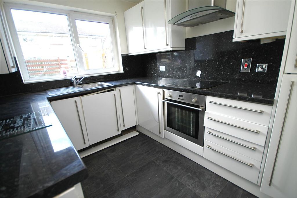 Property photo 3 of 7 Kitchen