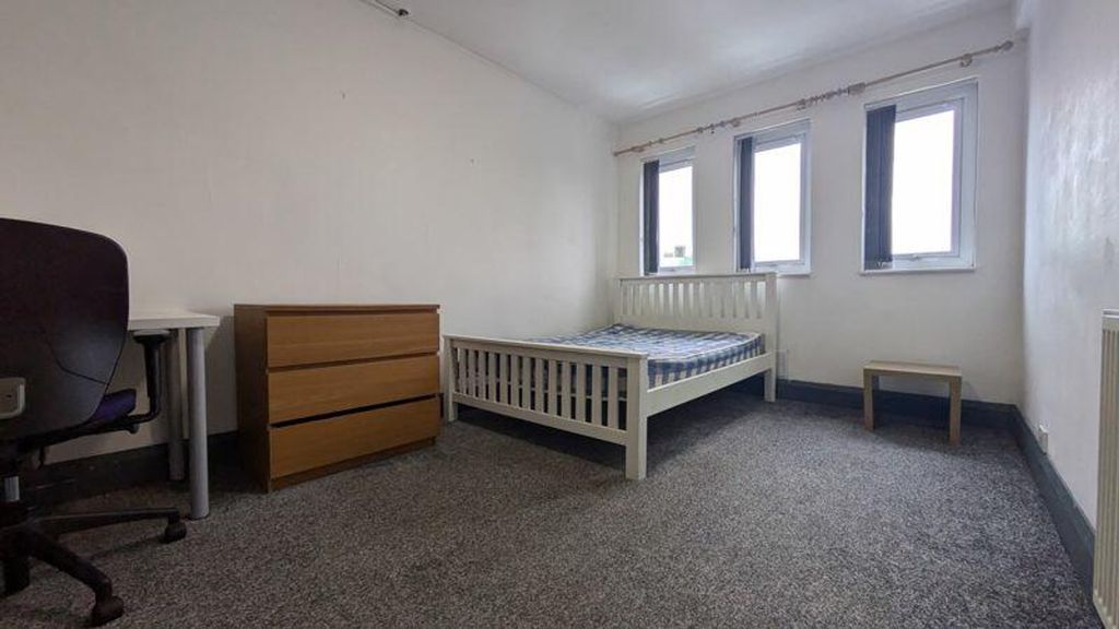 Property photo 3 of 7 A Bright And Tidy Double Bedroom With Ample Natura...