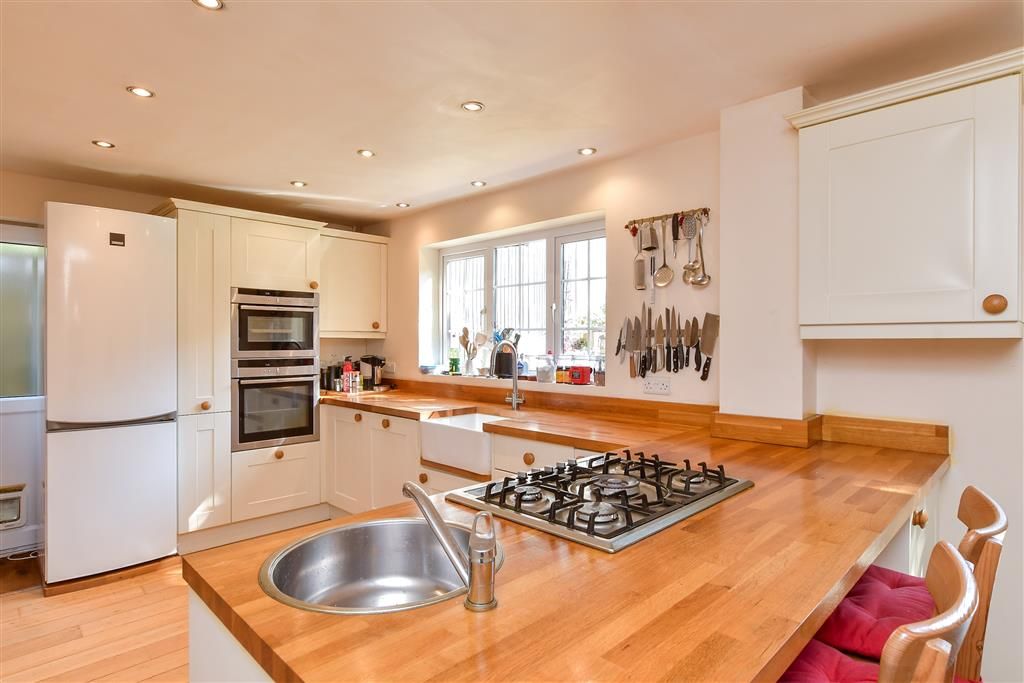 Property photo 3 of 19 Kitchen